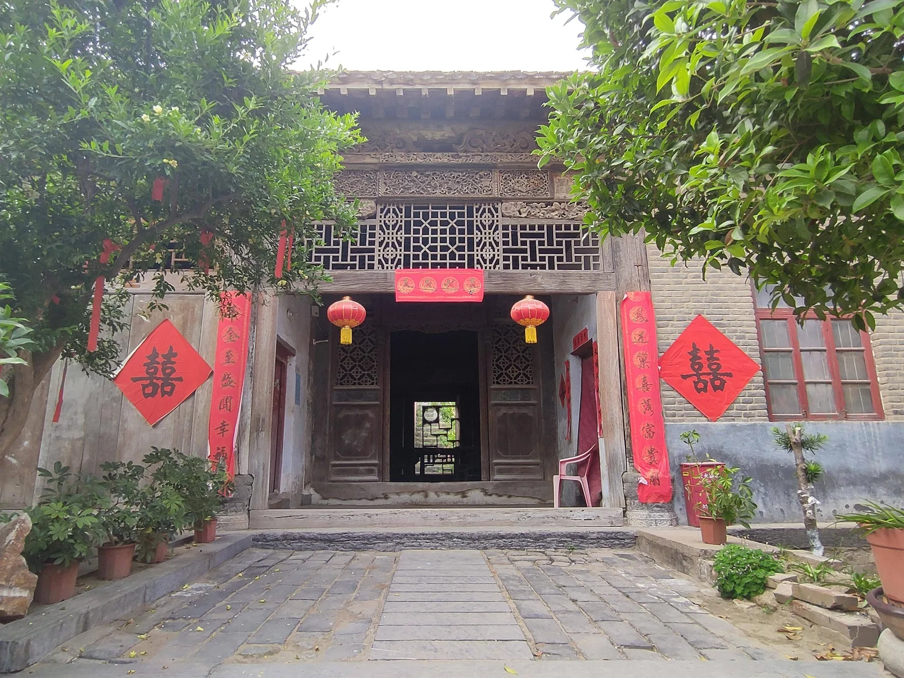 现代城市建筑之间的任家古宅